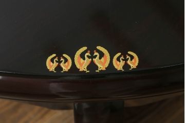 中古　美品　黒漆塗りが美しい! 繊細に描かれた唐獅子と鳳凰の意匠が目を惹く丸型座卓(ローテーブル、センターテーブル、リビングテーブル、ラウンドテーブル、丸テーブル)(R-075689)