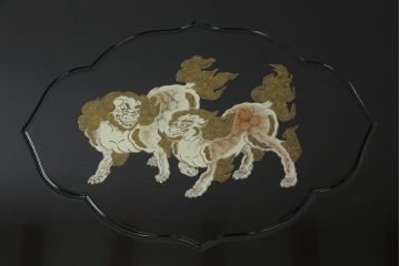 中古　美品　黒漆塗りが美しい! 繊細に描かれた唐獅子と鳳凰の意匠が目を惹く丸型座卓(ローテーブル、センターテーブル、リビングテーブル、ラウンドテーブル、丸テーブル)(R-075689)
