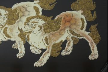 中古　美品　黒漆塗りが美しい! 繊細に描かれた唐獅子と鳳凰の意匠が目を惹く丸型座卓(ローテーブル、センターテーブル、リビングテーブル、ラウンドテーブル、丸テーブル)(R-075689)