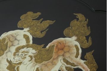 中古　美品　黒漆塗りが美しい! 繊細に描かれた唐獅子と鳳凰の意匠が目を惹く丸型座卓(ローテーブル、センターテーブル、リビングテーブル、ラウンドテーブル、丸テーブル)(R-075689)