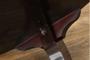 中古　美品　黒漆塗りが美しい! 繊細に描かれた唐獅子と鳳凰の意匠が目を惹く丸型座卓(ローテーブル、センターテーブル、リビングテーブル、ラウンドテーブル、丸テーブル)(R-075689)