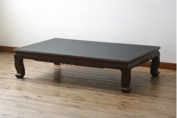 中古　美品　指物工芸家具　本紫檀(シタン)　凝った脚のデザインが目を惹くガラス天板付き座卓(ローテーブル、センターテーブル)(R-075690)