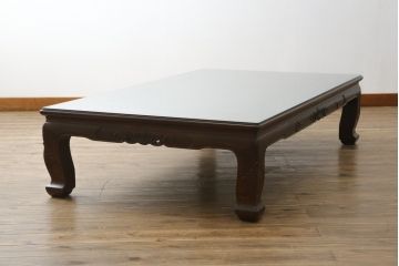 中古　美品　指物工芸家具　本紫檀(シタン)　凝った脚のデザインが目を惹くガラス天板付き座卓(ローテーブル、センターテーブル)(R-075690)