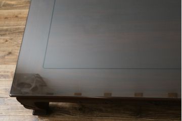 中古　美品　指物工芸家具　本紫檀(シタン)　凝った脚のデザインが目を惹くガラス天板付き座卓(ローテーブル、センターテーブル)(R-075690)