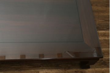 中古　美品　指物工芸家具　本紫檀(シタン)　凝った脚のデザインが目を惹くガラス天板付き座卓(ローテーブル、センターテーブル)(R-075690)