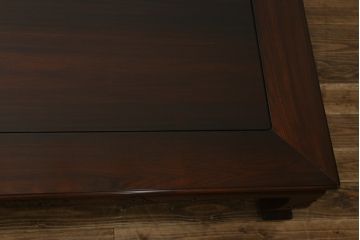 中古　美品　指物工芸家具　本紫檀(シタン)　凝った脚のデザインが目を惹くガラス天板付き座卓(ローテーブル、センターテーブル)(R-075690)