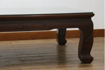 中古　美品　指物工芸家具　本紫檀(シタン)　凝った脚のデザインが目を惹くガラス天板付き座卓(ローテーブル、センターテーブル)(R-075690)
