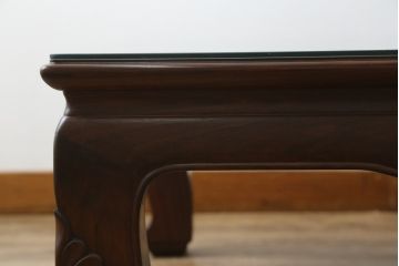 中古　美品　指物工芸家具　本紫檀(シタン)　凝った脚のデザインが目を惹くガラス天板付き座卓(ローテーブル、センターテーブル)(R-075690)