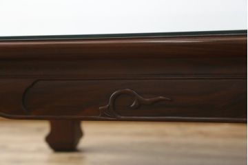 中古　美品　指物工芸家具　本紫檀(シタン)　凝った脚のデザインが目を惹くガラス天板付き座卓(ローテーブル、センターテーブル)(R-075690)