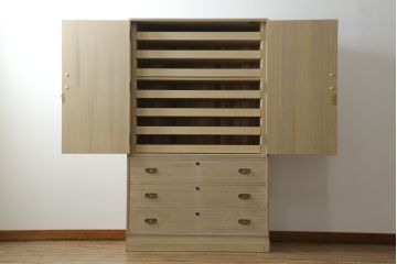 中古　柔らかな色合いと上品な佇まいが魅力的な加茂総桐箪笥(並厚、総桐たんす、衣装箪笥、着物箪笥、和タンス、引き出し)(R-075702)