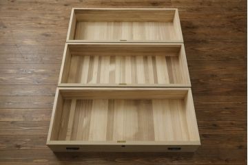 中古　柔らかな色合いと上品な佇まいが魅力的な加茂総桐箪笥(並厚、総桐たんす、衣装箪笥、着物箪笥、和タンス、引き出し)(R-075702)