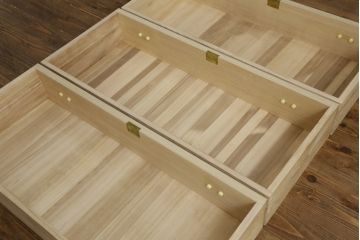 中古　柔らかな色合いと上品な佇まいが魅力的な加茂総桐箪笥(並厚、総桐たんす、衣装箪笥、着物箪笥、和タンス、引き出し)(R-075702)