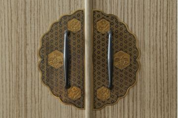 中古　柔らかな色合いと上品な佇まいが魅力的な加茂総桐箪笥(並厚、総桐たんす、衣装箪笥、着物箪笥、和タンス、引き出し)(R-075702)