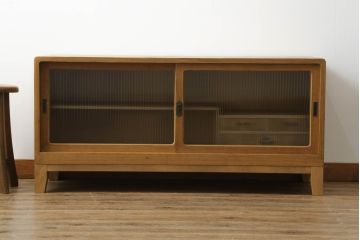 和製アンティーク　桐箪笥リメイク　温かみのある色合いが魅力的な脚付きローボード(テレビ台、テレビボード、リビングボード、サイドボード、収納棚、戸棚)(R-075703)