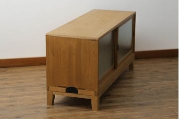 和製アンティーク　桐箪笥リメイク　温かみのある色合いが魅力的な脚付きローボード(テレビ台、テレビボード、リビングボード、サイドボード、収納棚、戸棚)(R-075703)