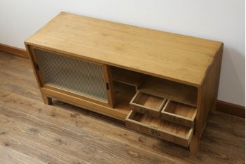 和製アンティーク　桐箪笥リメイク　温かみのある色合いが魅力的な脚付きローボード(テレビ台、テレビボード、リビングボード、サイドボード、収納棚、戸棚)(R-075703)