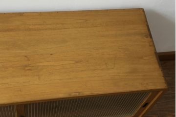 和製アンティーク　桐箪笥リメイク　温かみのある色合いが魅力的な脚付きローボード(テレビ台、テレビボード、リビングボード、サイドボード、収納棚、戸棚)(R-075703)
