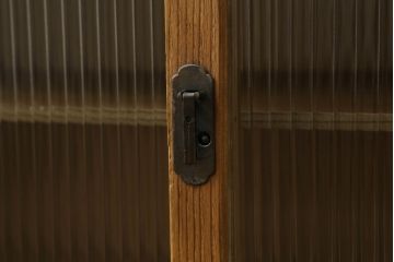 和製アンティーク　桐箪笥リメイク　温かみのある色合いが魅力的な脚付きローボード(テレビ台、テレビボード、リビングボード、サイドボード、収納棚、戸棚)(R-075703)