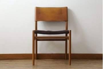 中古　美品　AKASE(旧アカセ木工)　MASTERWAL(マスターウォール)　YU CU4　ウォールナット材　洗練されたデザインが魅力的なダイニングチェア(イス、椅子)(R-075705)