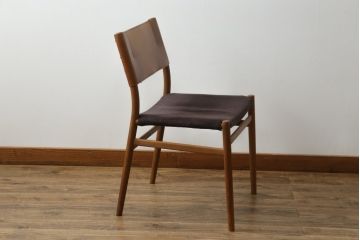 中古　美品　AKASE(旧アカセ木工)　MASTERWAL(マスターウォール)　YU CU4　ウォールナット材　洗練されたデザインが魅力的なダイニングチェア(イス、椅子)(R-075705)