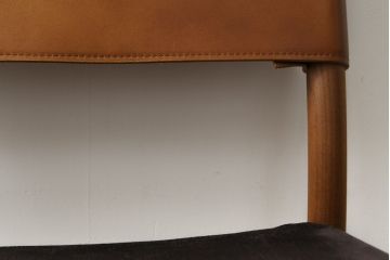 中古　美品　AKASE(旧アカセ木工)　MASTERWAL(マスターウォール)　YU CU4　ウォールナット材　洗練されたデザインが魅力的なダイニングチェア(イス、椅子)(R-075705)