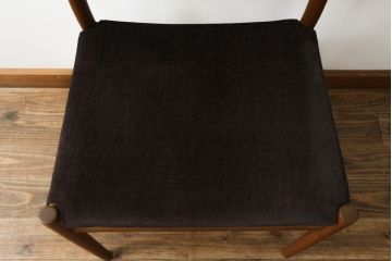中古　美品　AKASE(旧アカセ木工)　MASTERWAL(マスターウォール)　YU CU4　ウォールナット材　洗練されたデザインが魅力的なダイニングチェア(イス、椅子)(R-075705)