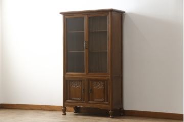 中古　美品　国会議事堂納品の高級家具メーカー　徳田家具　扉の彫刻と金具のデザインが上品な雰囲気を醸し出すキャビネット(収納棚、戸棚、食器棚、飾り棚、ダイニングボード、本箱、ブックケース)(R-075707)