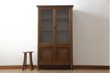 中古　美品　国会議事堂納品の高級家具メーカー　徳田家具　扉の彫刻と金具のデザインが上品な雰囲気を醸し出すキャビネット(収納棚、戸棚、食器棚、飾り棚、ダイニングボード、本箱、ブックケース)(R-075707)
