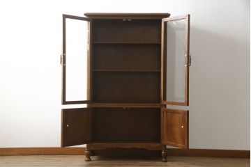 中古　美品　国会議事堂納品の高級家具メーカー　徳田家具　扉の彫刻と金具のデザインが上品な雰囲気を醸し出すキャビネット(収納棚、戸棚、食器棚、飾り棚、ダイニングボード、本箱、ブックケース)(R-075707)