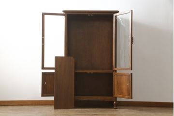中古　美品　国会議事堂納品の高級家具メーカー　徳田家具　扉の彫刻と金具のデザインが上品な雰囲気を醸し出すキャビネット(収納棚、戸棚、食器棚、飾り棚、ダイニングボード、本箱、ブックケース)(R-075707)