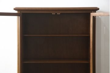 中古　美品　国会議事堂納品の高級家具メーカー　徳田家具　扉の彫刻と金具のデザインが上品な雰囲気を醸し出すキャビネット(収納棚、戸棚、食器棚、飾り棚、ダイニングボード、本箱、ブックケース)(R-075707)