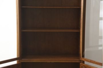 中古　美品　国会議事堂納品の高級家具メーカー　徳田家具　扉の彫刻と金具のデザインが上品な雰囲気を醸し出すキャビネット(収納棚、戸棚、食器棚、飾り棚、ダイニングボード、本箱、ブックケース)(R-075707)