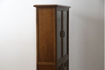 中古　美品　国会議事堂納品の高級家具メーカー　徳田家具　扉の彫刻と金具のデザインが上品な雰囲気を醸し出すキャビネット(収納棚、戸棚、食器棚、飾り棚、ダイニングボード、本箱、ブックケース)(R-075707)