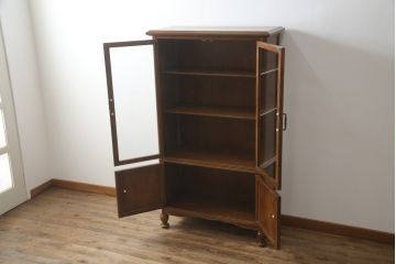 中古　美品　国会議事堂納品の高級家具メーカー　徳田家具　扉の彫刻と金具のデザインが上品な雰囲気を醸し出すキャビネット(収納棚、戸棚、食器棚、飾り棚、ダイニングボード、本箱、ブックケース)(R-075707)