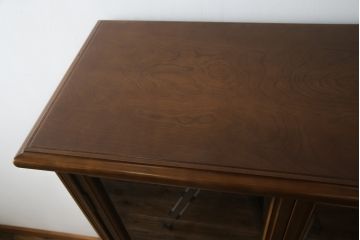 中古　美品　国会議事堂納品の高級家具メーカー　徳田家具　扉の彫刻と金具のデザインが上品な雰囲気を醸し出すキャビネット(収納棚、戸棚、食器棚、飾り棚、ダイニングボード、本箱、ブックケース)(R-075707)