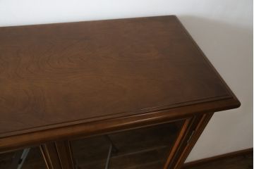 中古　美品　国会議事堂納品の高級家具メーカー　徳田家具　扉の彫刻と金具のデザインが上品な雰囲気を醸し出すキャビネット(収納棚、戸棚、食器棚、飾り棚、ダイニングボード、本箱、ブックケース)(R-075707)