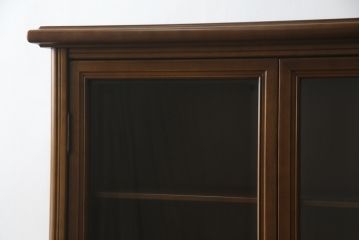 中古　美品　国会議事堂納品の高級家具メーカー　徳田家具　扉の彫刻と金具のデザインが上品な雰囲気を醸し出すキャビネット(収納棚、戸棚、食器棚、飾り棚、ダイニングボード、本箱、ブックケース)(R-075707)