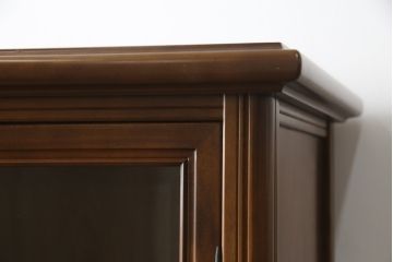 中古　美品　国会議事堂納品の高級家具メーカー　徳田家具　扉の彫刻と金具のデザインが上品な雰囲気を醸し出すキャビネット(収納棚、戸棚、食器棚、飾り棚、ダイニングボード、本箱、ブックケース)(R-075707)