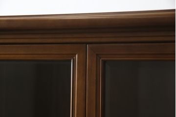 中古　美品　国会議事堂納品の高級家具メーカー　徳田家具　扉の彫刻と金具のデザインが上品な雰囲気を醸し出すキャビネット(収納棚、戸棚、食器棚、飾り棚、ダイニングボード、本箱、ブックケース)(R-075707)