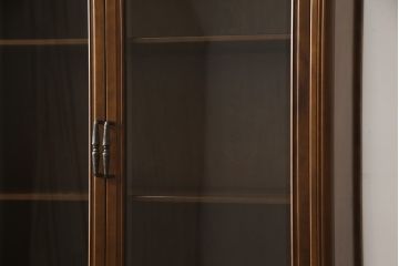 中古　美品　国会議事堂納品の高級家具メーカー　徳田家具　扉の彫刻と金具のデザインが上品な雰囲気を醸し出すキャビネット(収納棚、戸棚、食器棚、飾り棚、ダイニングボード、本箱、ブックケース)(R-075707)