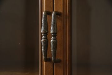 中古　美品　国会議事堂納品の高級家具メーカー　徳田家具　扉の彫刻と金具のデザインが上品な雰囲気を醸し出すキャビネット(収納棚、戸棚、食器棚、飾り棚、ダイニングボード、本箱、ブックケース)(R-075707)