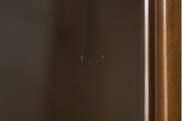 中古　美品　国会議事堂納品の高級家具メーカー　徳田家具　扉の彫刻と金具のデザインが上品な雰囲気を醸し出すキャビネット(収納棚、戸棚、食器棚、飾り棚、ダイニングボード、本箱、ブックケース)(R-075707)