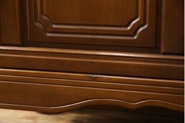 中古　美品　国会議事堂納品の高級家具メーカー　徳田家具　扉の彫刻と金具のデザインが上品な雰囲気を醸し出すキャビネット(収納棚、戸棚、食器棚、飾り棚、ダイニングボード、本箱、ブックケース)(R-075707)