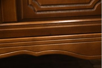 中古　美品　国会議事堂納品の高級家具メーカー　徳田家具　扉の彫刻と金具のデザインが上品な雰囲気を醸し出すキャビネット(収納棚、戸棚、食器棚、飾り棚、ダイニングボード、本箱、ブックケース)(R-075707)