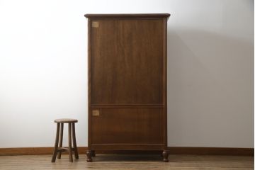 中古　美品　国会議事堂納品の高級家具メーカー　徳田家具　扉の彫刻と金具のデザインが上品な雰囲気を醸し出すキャビネット(収納棚、戸棚、食器棚、飾り棚、ダイニングボード、本箱、ブックケース)(R-075707)