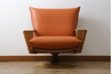 中古　美品　飛騨産業　キツツキマーク　楢(ナラ)材　合皮　木のぬくもりを感じる回転ラウンジチェア(1Pソファ、イージーチェア、アームチェア、回転いす、イス、椅子)(定価約21万円)(R-075710)