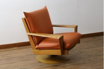 中古　美品　飛騨産業　キツツキマーク　楢(ナラ)材　合皮　木のぬくもりを感じる回転ラウンジチェア(1Pソファ、イージーチェア、アームチェア、回転いす、イス、椅子)(定価約21万円)(R-075710)