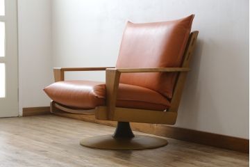 中古　美品　飛騨産業　キツツキマーク　楢(ナラ)材　合皮　木のぬくもりを感じる回転ラウンジチェア(1Pソファ、イージーチェア、アームチェア、回転いす、イス、椅子)(定価約21万円)(R-075710)
