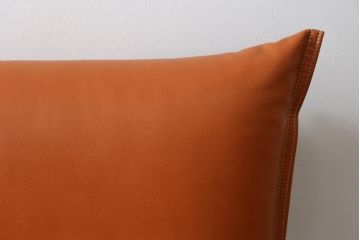 中古　美品　飛騨産業　キツツキマーク　楢(ナラ)材　合皮　木のぬくもりを感じる回転ラウンジチェア(1Pソファ、イージーチェア、アームチェア、回転いす、イス、椅子)(定価約21万円)(R-075710)