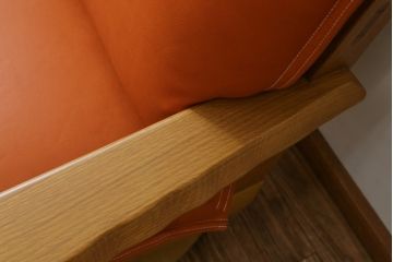 中古　美品　飛騨産業　キツツキマーク　楢(ナラ)材　合皮　木のぬくもりを感じる回転ラウンジチェア(1Pソファ、イージーチェア、アームチェア、回転いす、イス、椅子)(定価約21万円)(R-075710)